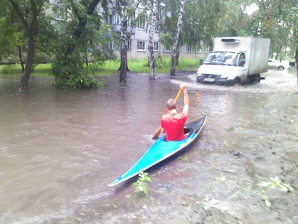 1 На затопленной улице Новосибирска устроили заплыв на каяке.jpg